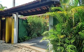 Casa com churrasqueira e jardim perto da praia